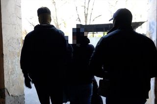 Służby rozbijają gang trucicieli. Zatrzymali dwóch mężczyzn i jedną kobietę. „Podstępnie wyłudzały”