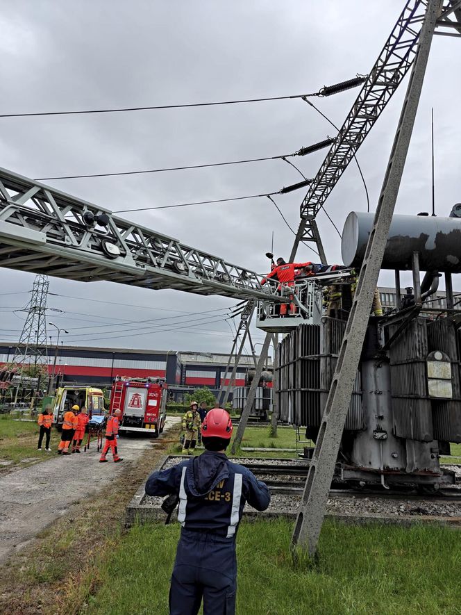 Kielce. Atak padaczki na szczycie transformatora. Poszkodowany transportowany podnośnikiem [ZDJĘCIA].