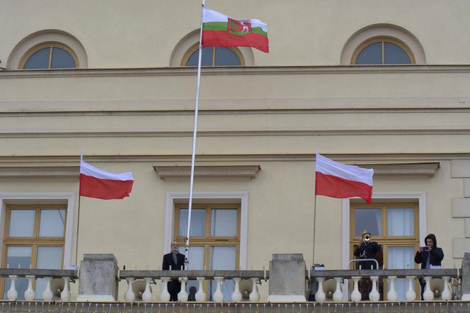 Lublin: Flaga miasta opuszczona do połowy masztu. W południe wybrzmiała „Cisza”