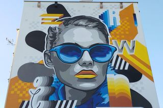 Nowy mural z kobiecą postacią na ścianie bloku przy ulicy Kaszubskiej 2 w Siedlcach. Zobacz zdjęcia!