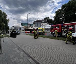 Poważny wypadek w Jeleniej Górze. Samochód zderzył się z autobusem i wjechał w rodzinę