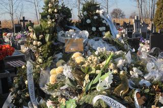 Cała okolica płacze po wypadku w Romanowie! Morze kwiatów przykryło trumny