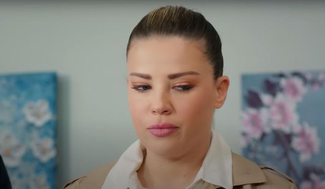 Policja znajduje ciało porywacza Ragipa i przychodzi po Melis. Ta chwyta za broń! Szybko okazuje się jednak, że to tylko zły sen Feraye.