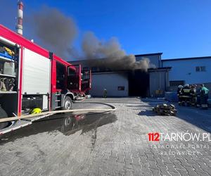 Pożar w zakładzie papierniczym pod Tarnowem. Ogień gasiło 12 zastępów straży pożarnej