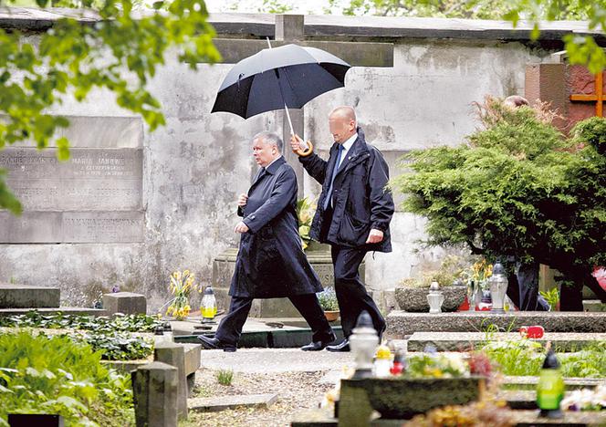 Kaczyński wyczyścił grób dziadków