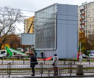 Stelaż reklamowy na rogu ul. Anielewicza i al. Jana Pawła II w Warszawie