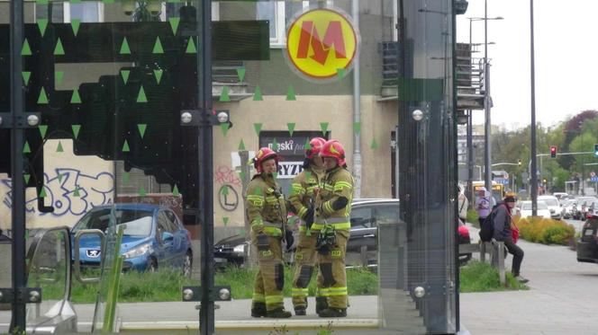 Pożar w metrze! Ewakuacja pasażerów, 5 stacji zamkniętych