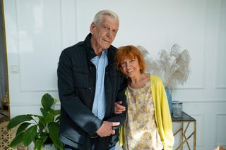 M jak miłość odc. 1893. pani Ola (Ewa Kolasińska), ogrodnik Mirek (Marcin Sosnowski)