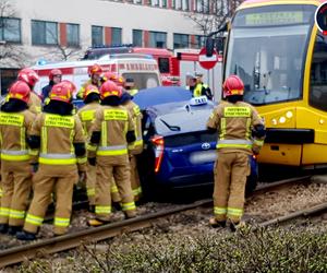 Taksówka z pasażerem zmieciona przez rozpędzony tramwaj! Groźny wypadek w centrum Warszawy