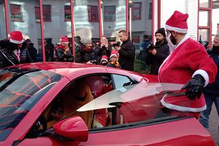 Święty Mikołaj zamienił sanie i renifery na czerwone Ferrari. Dzieciaki z chorzowskiego szpitala zachwycone