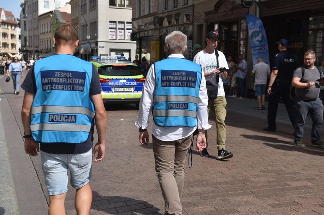 Marsz Milczenia dla Klaudii w Toruniu. „Niech nasza cisza przemówi głośniej niż słowa” [GALERIA]