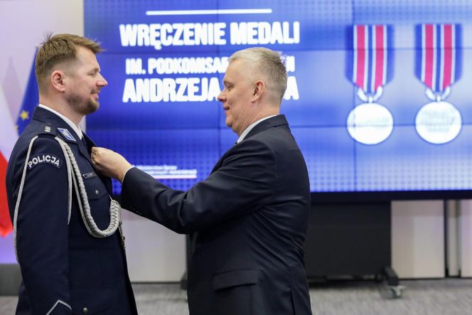 Z narażeniem życia ratowali innych. 81 policjantów odebrało medale 