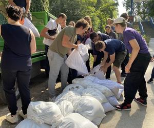  ZOO Wrocław. Umacnianie wałów, układanie worków z piaskiem