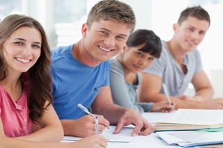 młodzi ludzie przy biurku