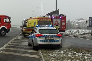 Wyleciał z drogi, huknął w bariery. Strażacy wycinali kierowcę na S8