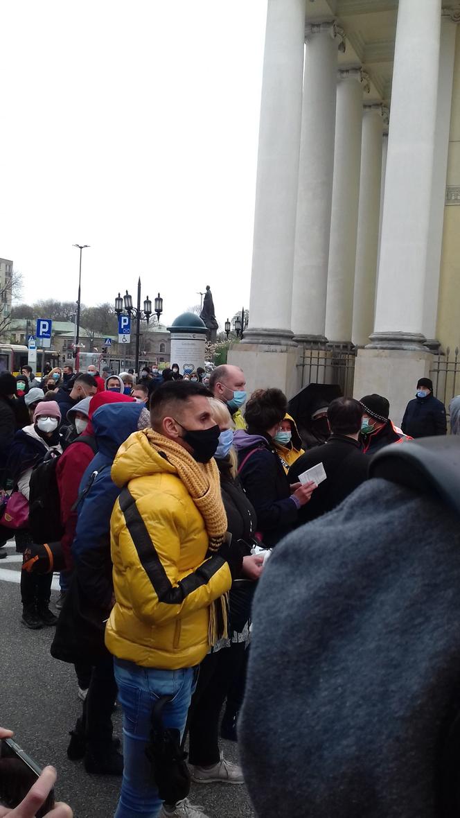 Szczepienia na l. Bankowym. Kolejka o godz. 10 liczyła kilka tysiecy osób