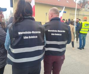 Protest rolników w Olsztynie. Nie zgadzają się importowi ukraińskiego zboża do Polski [ZDJĘCIA]