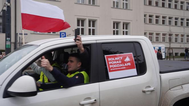 „Zielony Ład=Głód”, „Mleko nie jest z Biedronki”. Te hasła pojawiły się na proteście rolników w Olsztynie