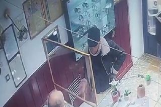 Prosił o pokazanie złotych pierścionków i uciekał ze sklepu z całą paletą. Policja opublikowała zdjęcia mężczyzny