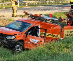 Poważny wypadek pod Kołbielą. Cysterna zderzyła się z samochodem osobowym. Doszło do gigantycznego wycieku paliwa