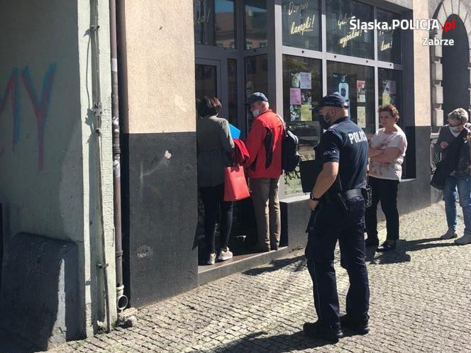 Zabrze: Policjanci kontrolowali sklepy i komunikację miejską. Sprawdzali maseczki [ZDJĘCIA]
