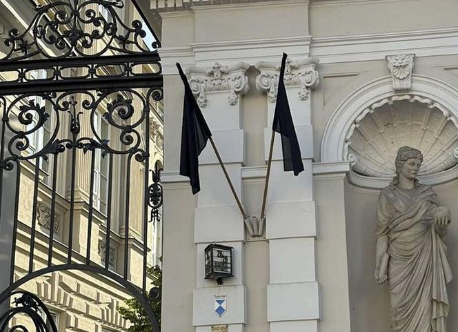 Uniwersytet Warszawski w żałobie. Przed budynkiem wystawiono zdjęcie zabitej 53-latki