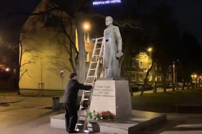 Przewrócony pomnik ks. Henryka Jankowskiego
