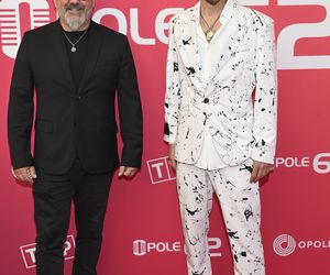 Konferencja prasowa 62. edycji Krajowego Festiwalu Polskiej Piosenki w Opolu. Tłum gwiazd na czerwonym dywanie