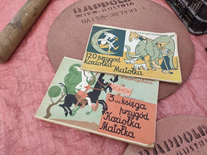 Wyjątkowe antyki ponownie zagościły na Placu Zamkowym w Lublinie. Tak wygląda wrześniowa Lubelska  Giełda Staroci [GALERIA]