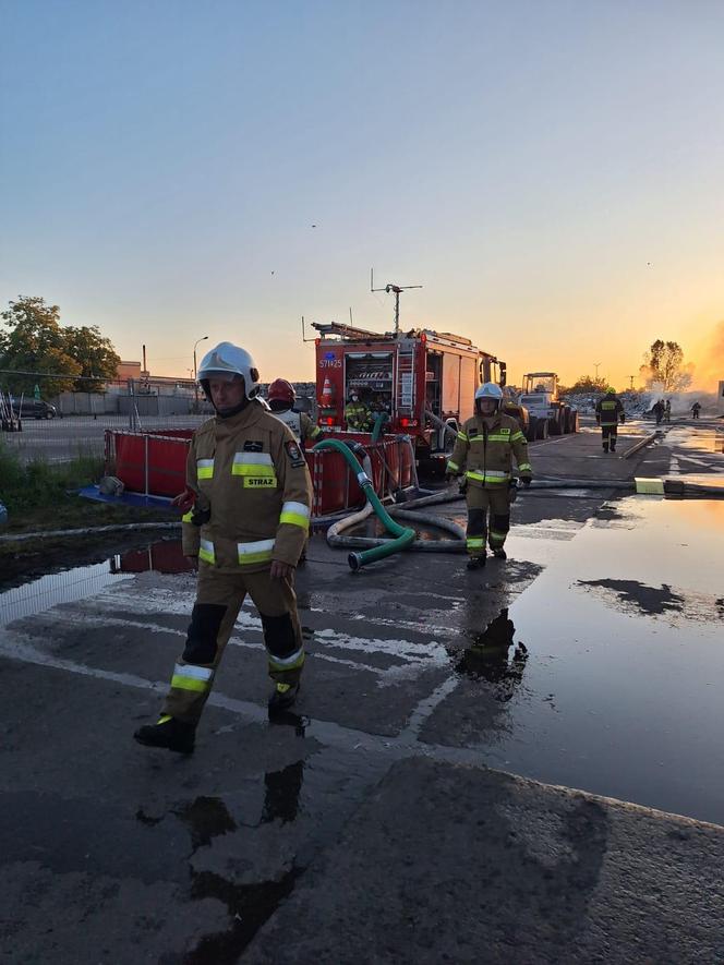 Ogromny pożar na terenie zakładu recyklingu odpadów w Rawiczu