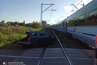 Września: Zderzenie samochodu z pociągiem! Dlaczego dróżnik nie opuścił barier?