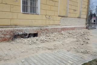 Lecą tynki z dawnego budynku kolejowego przy ul. Dworcowej