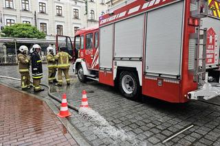 Nawałnica nad Gnieznem. Miasto zalały strumienie wody po ulewie i gradobiciu [ZDJĘCIA].