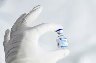 Polacy sprzedają szczepionki. Miliony dawek jadą na wschód