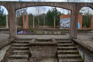 Tajemniczy opuszczony obiekt w Postołowie na Pomorzu. Wybudowano 144 krypty i nie dokończono budowli 