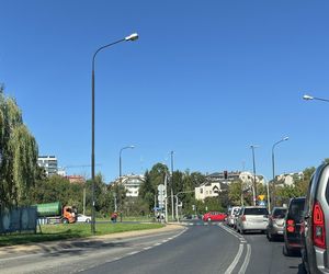 Szambiarka rozszczelniła się po zderzeniu z oplem. Kobieta trafiła do szpitala.