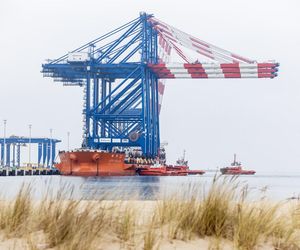 Gdańsk. Do nabrzeża Terminalu T3 na terenie Baltic Hub przybił statek Zhen Hua 32, na pokładzie którego do portu przypłynęły trzy ogromne suwnice przeznaczone do obsługi kontenerowców przy terminalu T3