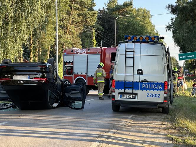 Potworna czołówka pod Legionowem. Roztrzaskane auto dachowało, są ranni