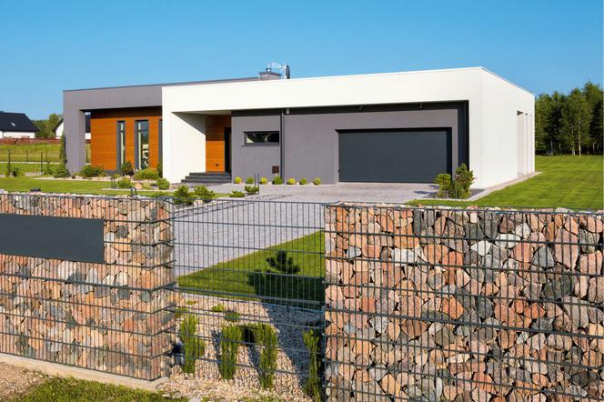 Dom jak pudełko. Pokazali, jak mieszkać nowocześnie na jednym poziomie