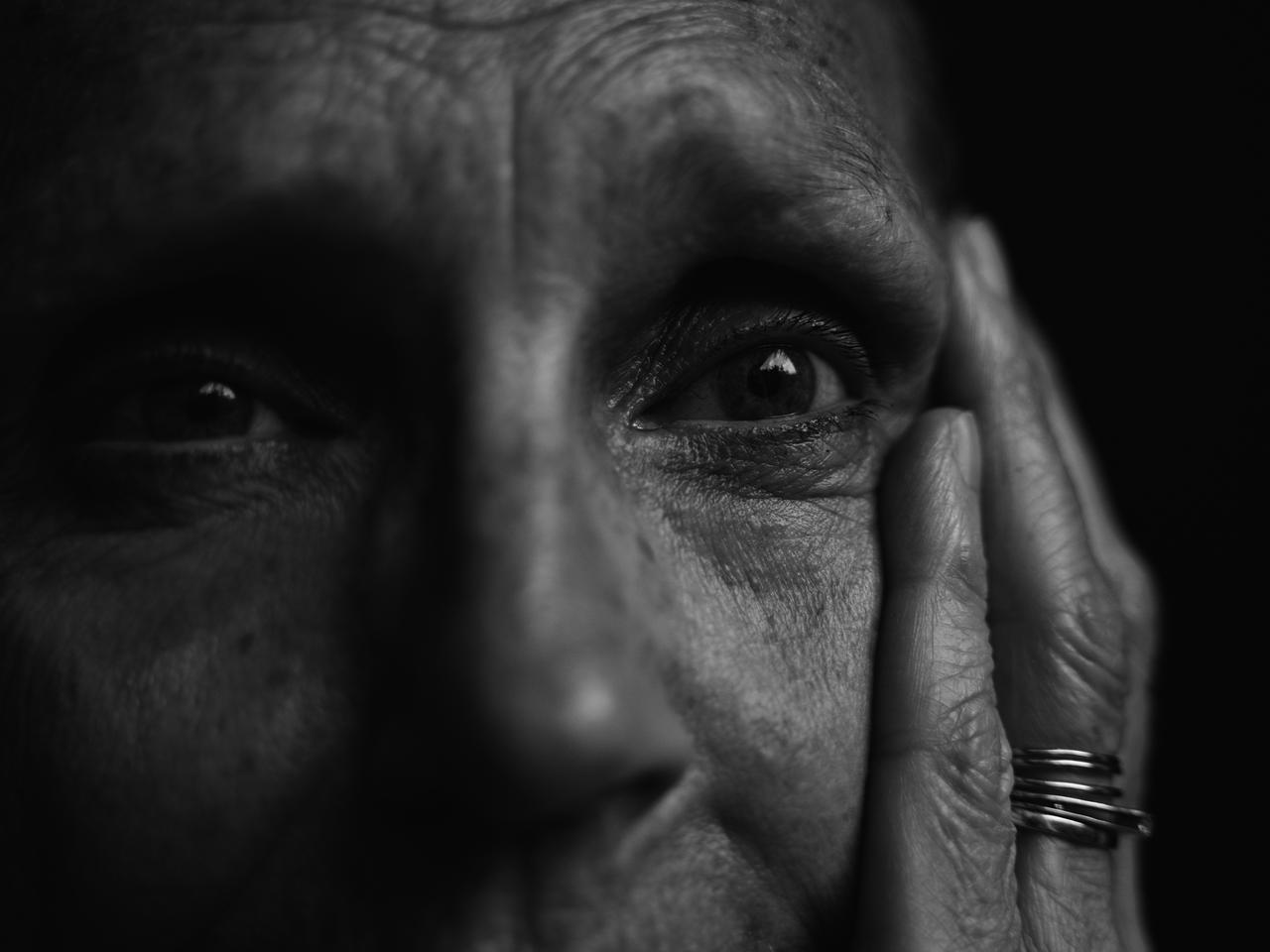 Te opaski moga uratować życie! W Płocku otrzymają je kolejni seniorzy