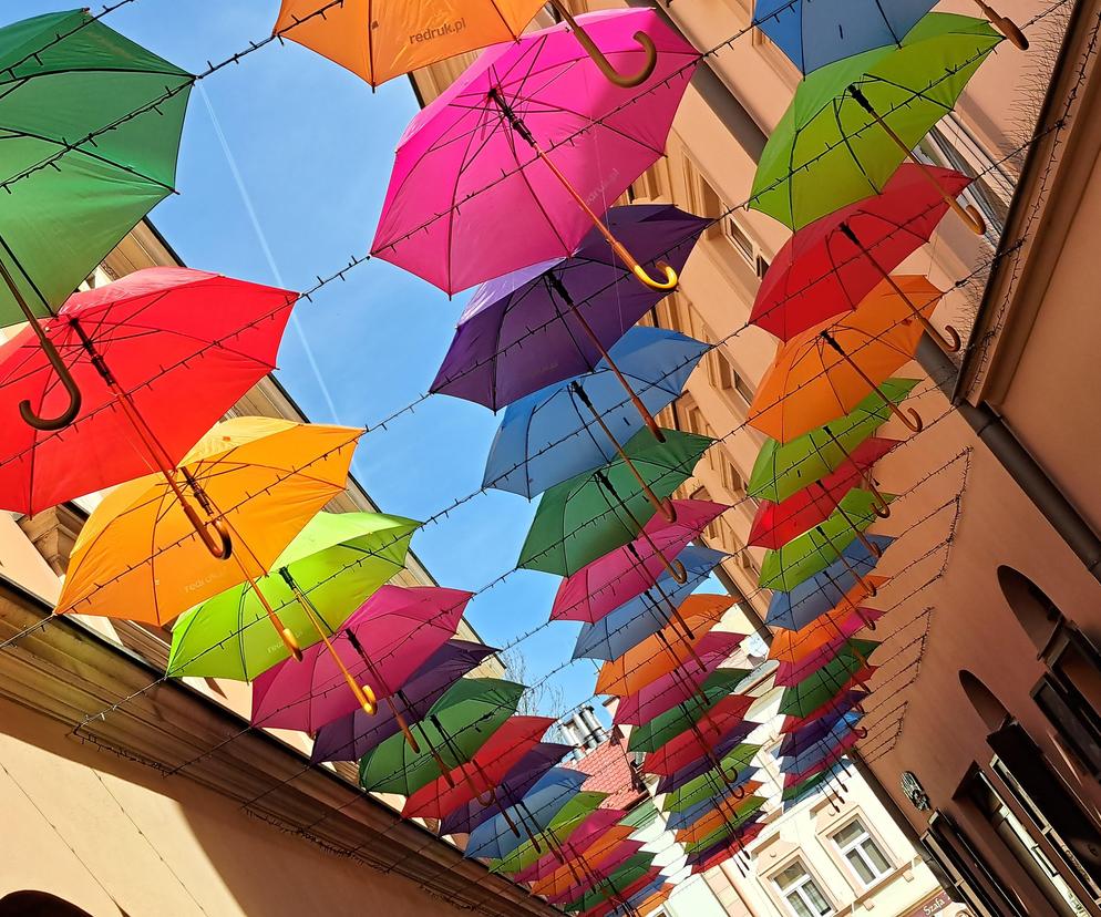 Tarnowskie Umbrella Sky na ul. Piekarskiej