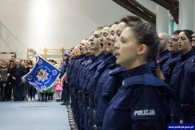 Ślubowanie nowych policjantów w Olsztynie. W szeregi wstąpiło 52 funkcjonariuszy [ZDJĘCIA]