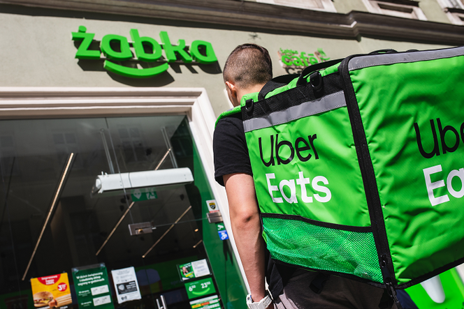 Poznań: Żabka rozpoczęła współpracę z Uber Eats! Można zamówić zakupy z dostawą do domu! 