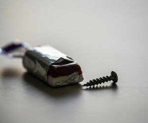 Wkręt w batoniku na Halloween. Kto stał za szokującym żartem?