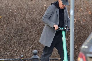 Krzysztof Ibisz z rodziną na spacerze