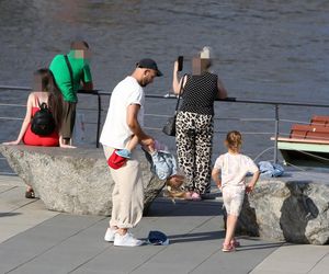 Maciej Pela z córeczkami nad Wisłą