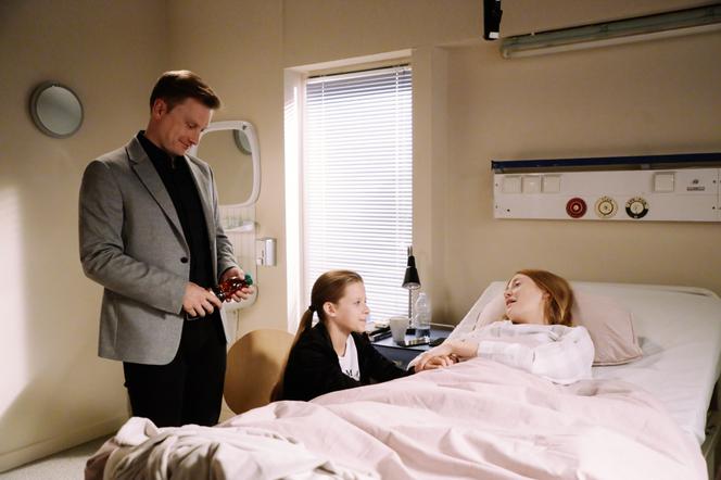 Na Wspólnej, odcinek 3387: Umierająca Elżbieta w szpitalu pożegna się z Igorem, Julką i Ewą - ZDJĘCIA