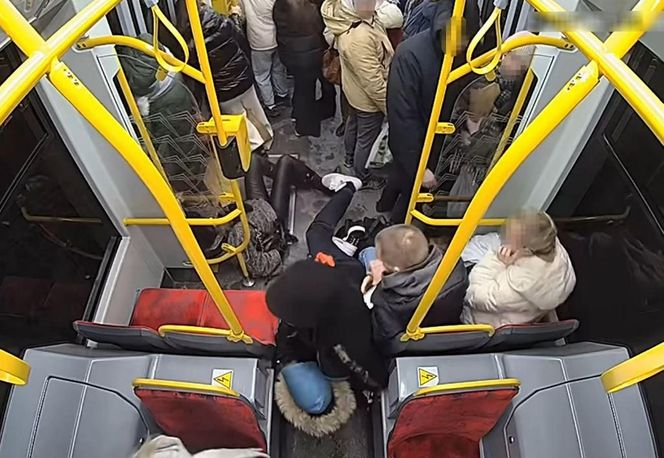 Szokujące sceny z tramwaju w Warszawie. Opublikowano właśnie nagranie. „Trzymaj się mocno”
