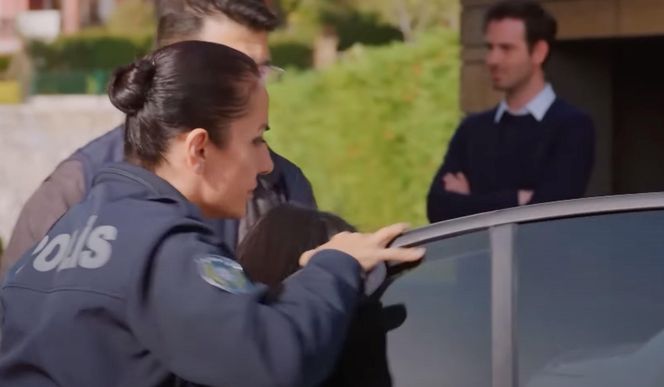 W domu zjawi się policja i zakuje ją w kajdanki.