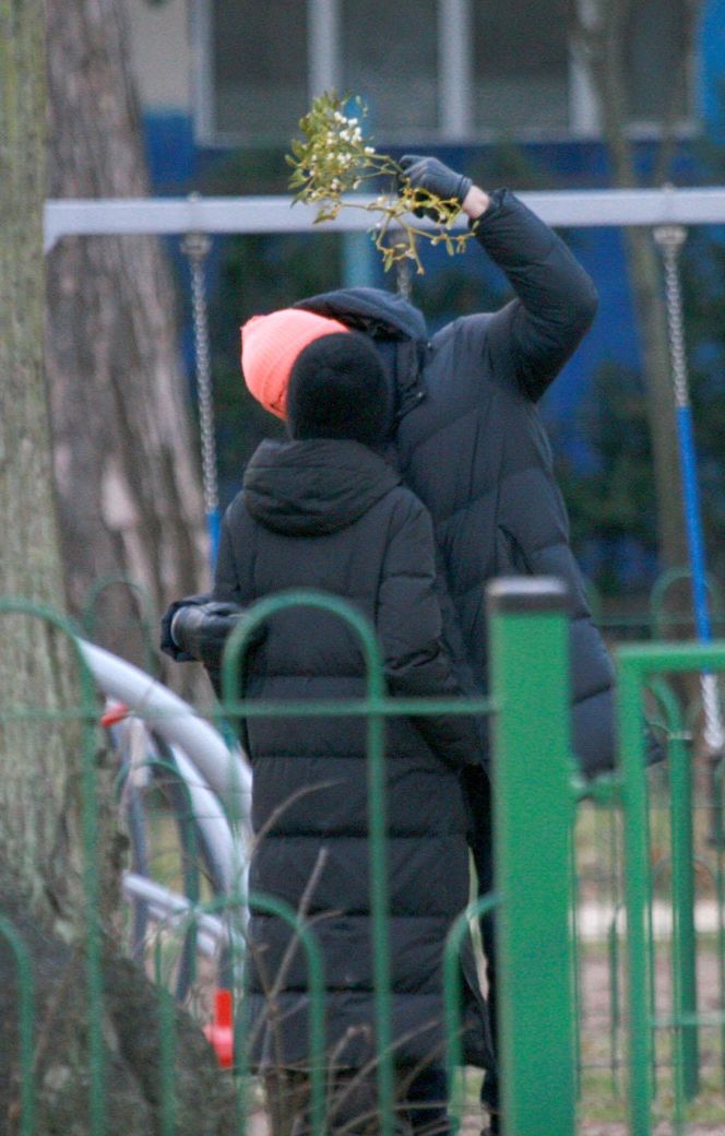 Całuśny mąż Kaczyńskiej nie dał jej wytchnienia pod jemiołą 